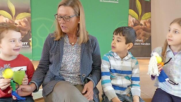 Barbara Hannweber, Schulleiterin der Luther-Grundschule Coburg, kommt mit den Erstkl&auml;sslern zu Gesundheitsthemen spielerisch ins Gespr&auml;ch. Foto: Stefan Preisz