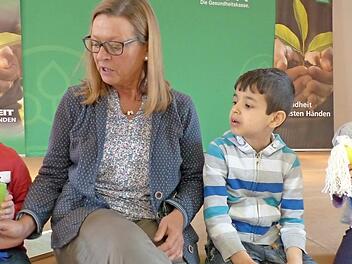 Barbara Hannweber, Schulleiterin der Luther-Grundschule Coburg, kommt mit den Erstklässlern zu Gesundheitsthemen spielerisch ins Gespräch. Foto: Stefan Preisz
