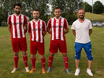 Die Neuzugänge des SV Bosporus Coburg (von links): Erhan Gezici (SpVgg Reuth), Vahit Atessacan (Anadoluspor), Ahmed Gasmi (TSV Mönchröden) und Trainer Mehmet Ciray. Es fehlen: Oguzhan Ergün (SpVgg Stegaurach), Mohammed Oualidine (SV Arabesque) und Christian Schneider (FC Coburg).