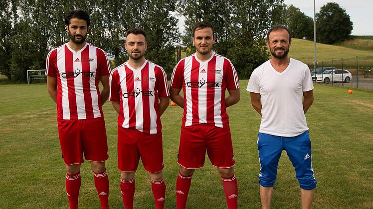 Die Neuzugänge des SV Bosporus Coburg (von links): Erhan Gezici (SpVgg Reuth), Vahit Atessacan (Anadoluspor), Ahmed Gasmi (TSV Mönchröden) und Trainer Mehmet Ciray. Es fehlen: Oguzhan Ergün (SpVgg Stegaurach), Mohammed Oualidine (SV Arabesque) und Christian Schneider (FC Coburg).