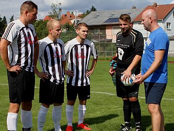 Der Zeiler Trainer Frank Lerch (rechts) gibt seinen Mannschaftsstützen vor dem Spiel letzte taktische Anweisungen. Von links Kapitän Andre Wild, Bastian Rößner, Fabian Amend und Torwart Sebastian Rausch