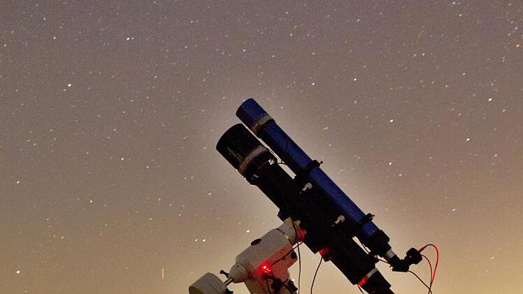 Ein massives Stativ, leistungsstarke Teleskope und eine Spezialkamera, sowie entsprechende Software gehören zur Ausstattung von Daniel Weihrauch, um Himmelskörper in den Kasten zu bekommen. Foto: Daniel Weihrauch
