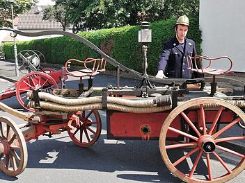 Diese historische Handdruckspritze von 1893 mit  Feuerwehrmann in der zur Zeit passenden Uniform  gab es unter anderem  bei der Ausstellung historischer Fahrzeuge anlässlich des 140-jährigen Jubiläums der Freiwilligen feuerwehr Reichenbach zu sehen. Foto: Sigismund von Dobschütz