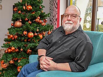Gemeinsam mit seiner Enkeltochter hat Joachim Gehringer den Weihnachtsbaum aufgebaut. Für ihn war das Kraftakt und Seelenbalsam gleichermaßen. Fotos: Ronald Rinklef