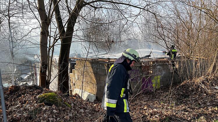 Scheune in Vollbrand: Gebäude bereits zum Teil eingestürzt