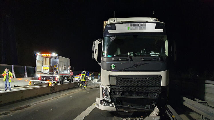 Kreis Bad Kissingen: A7-Brücke nach Lkw-Unfall stundenlang gesperrt - Polizei gibt vorsichtig Entwarnung