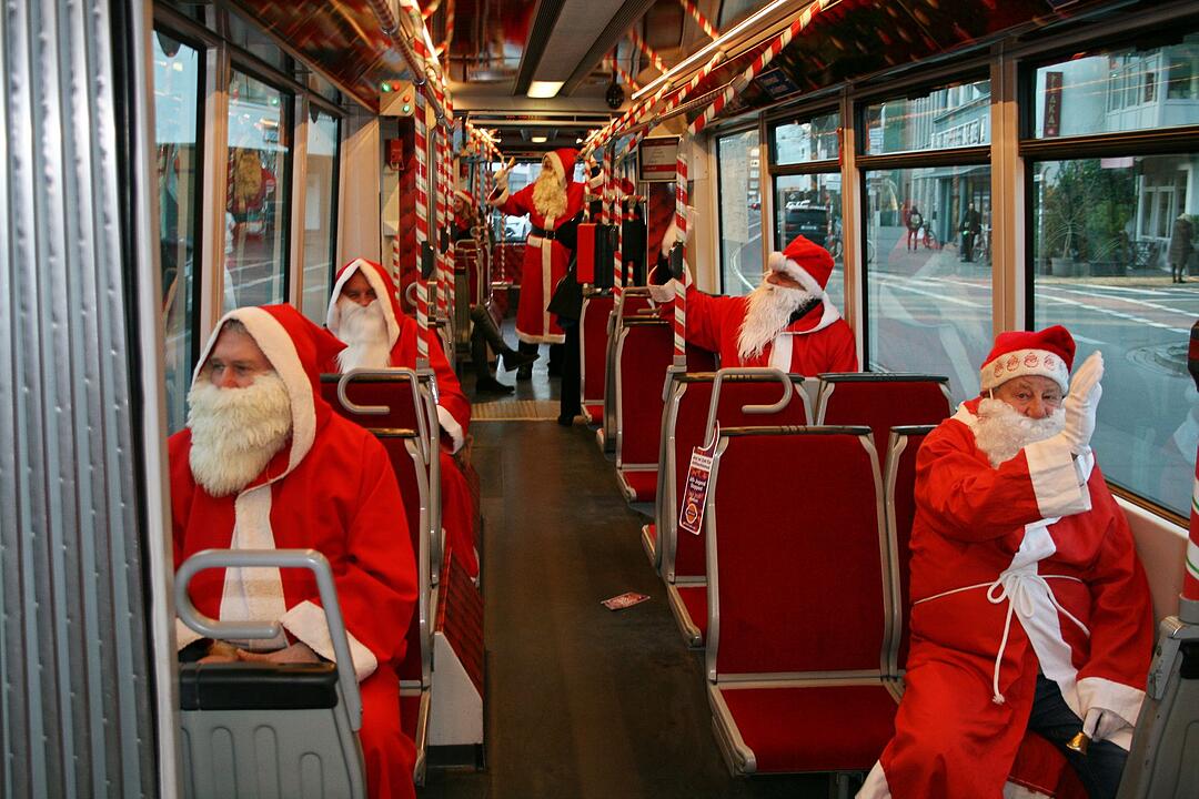 Bremer Weihnachtsmänner fahren mit der Weihnachtsbahn