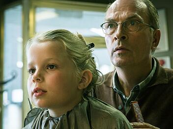 Schockiert muss Karl Holzer (Herbert Knaup) mitanh&ouml;ren, wie seine Enkelin Nora (Eve Marie Glei&szlig;ner) beim Frisieren pl&ouml;tzlich Nazilieder tr&auml;llert.