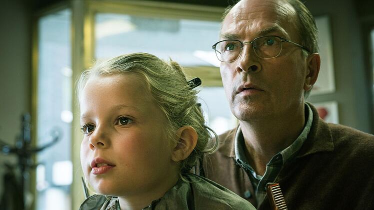 Schockiert muss Karl Holzer (Herbert Knaup) mitanh&ouml;ren, wie seine Enkelin Nora (Eve Marie Glei&szlig;ner) beim Frisieren pl&ouml;tzlich Nazilieder tr&auml;llert.