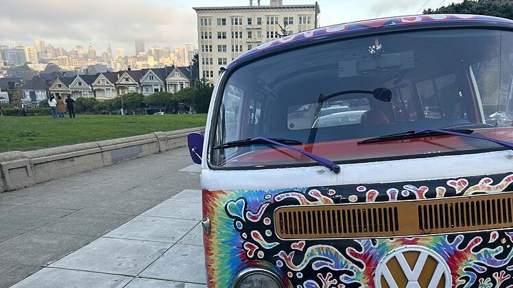 Das verbindet man mit San Francisco gemeinhin: Einst galt die Stadt als Mekka der Hippiebewegung und stand wie keine andere f&uuml;r "Love and Peace" und pers&ouml;nliche Freiheit. Die bunten H&auml;user im Hintergrund, auch bekannt als "Painted Ladies", z&auml;hlen zu den Wahrzeichen San Franciscos.
