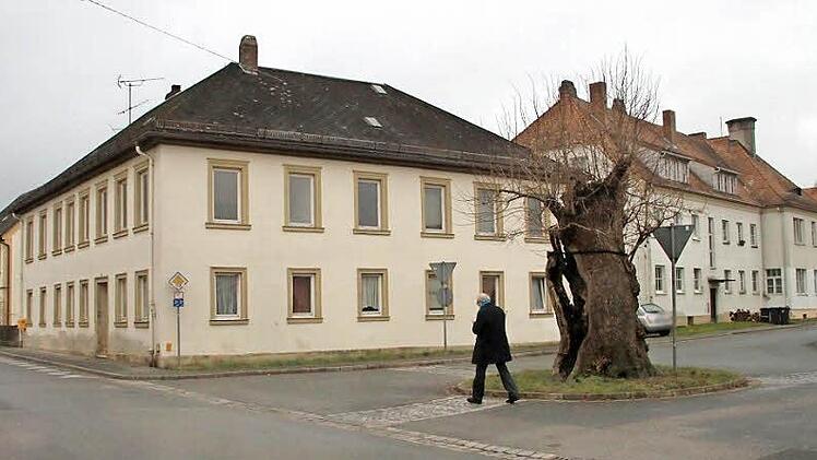 Diese Häuser am Staffelsteiner Kreuzberg, die Eigentum der Stadt sind, werden abgerissen. An dieser Stelle wird ein Gebäudekomplex errichtet, der sowohl Eigentums- und Mietwohnungen für Familien und Senioren sowie Räume für eine Wohngruppe dementer Menschen umfasst.