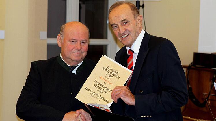 Der Kreisvorsitzende des BLSV, Karl-H. Fick, zeichnete Heiner Reuß mit der Goldenen Ehrennadel des Bayerischen Landessportverbandes aus.  Foto: Michael Wunder
