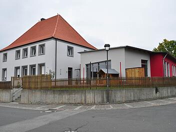 Rundherum saniert und mit dem Anbau einer Kinderkrippe (rechts), so zeigt sich im 40. Jahr des Bestehens die Kindertagesstätte "Pfiffikus" in Pfarrweisach. Foto: Simon Albrecht