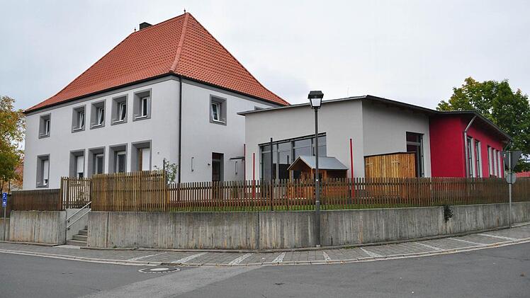 Rundherum saniert und mit dem Anbau einer Kinderkrippe (rechts), so zeigt sich im 40. Jahr des Bestehens die Kindertagesstätte "Pfiffikus" in Pfarrweisach. Foto: Simon Albrecht