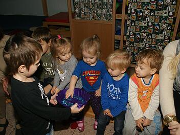 Wasser-Steine durften sich die Kinder des Kindergartens St. Josef Eltmann nehmen als Symbol für ihr Prädikat als "Wasser-Kita". Das Thema Wasser, viele spannende Experimente und Exkursionen werden sie in den nächsten Monaten und Jahren begleiten. Foto: Sabine Weinbeer