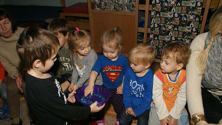 Wasser-Steine durften sich die Kinder des Kindergartens St. Josef Eltmann nehmen als Symbol für ihr Prädikat als "Wasser-Kita". Das Thema Wasser, viele spannende Experimente und Exkursionen werden sie in den nächsten Monaten und Jahren begleiten. Foto: Sabine Weinbeer