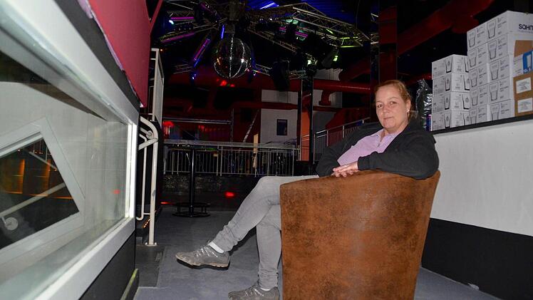 Ruhe vor dem Sturm: Regina Königshoven, die Lebensgefährtin von Disco-Betreiber Dieter Augustin, probiert hier einen neuen Sessel aus. Foto: Kathrin Kupka-Hahn