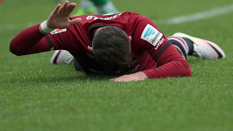 Nürnberger Frust: Der Nürnberger Tim Leibold ist angesichts der Derby-Pleite buchstäblich am Boden zerstört.  Foto: Daniel Karmann, dpa