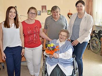 Gratulation zum "90." von Waltraud Wohlrath (sitzend): Von links Andrea Boxdörfer (Praktikantin), Katja Suffa (Pflegedienstleitung), Roland Wohlfahrt (Sohn), 2. Bürgermeisterin Angela Hofmann. Foto: K.- H. Hofmann
