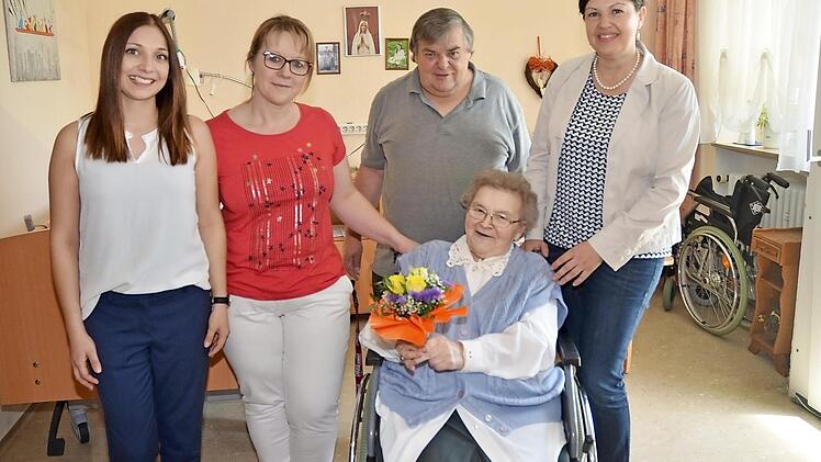 Gratulation zum "90." von Waltraud Wohlrath (sitzend): Von links Andrea Boxdörfer (Praktikantin), Katja Suffa (Pflegedienstleitung), Roland Wohlfahrt (Sohn), 2. Bürgermeisterin Angela Hofmann. Foto: K.- H. Hofmann