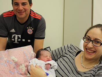 Die strahlenden Eltern Katja Abt und Serkan Gürün mit Tochter Amalia. Foto: Ekkehard Roepert