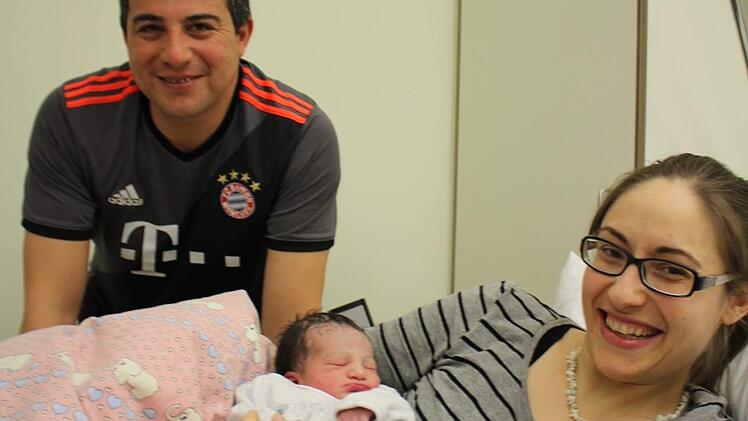 Die strahlenden Eltern Katja Abt und Serkan Gürün mit Tochter Amalia. Foto: Ekkehard Roepert