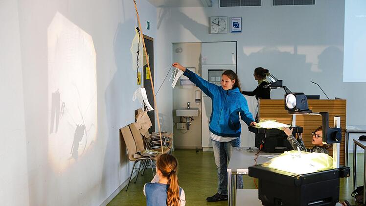 Schatten haben schon immer Künstlerinnen und Künstler inspiriert. Am Samstag auch die jungen Studierenden an der Bamberger Kinder-Uni.  Foto: Matthias Hoch
