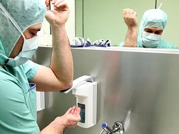 Hygienemaßnahmen wie die Desinfektion der Hände spielen bei Operationen schon immer eine wichtige Rolle. Jetzt müssen zusätzliche Vorschriften beachtet werden.Helios-Frankenwaldklinik