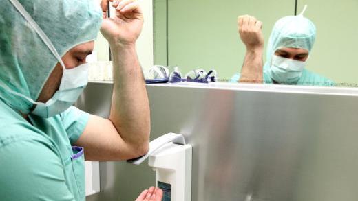 Hygienemaßnahmen wie die Desinfektion der Hände spielen bei Operationen schon immer eine wichtige Rolle. Jetzt müssen zusätzliche Vorschriften beachtet werden.Helios-Frankenwaldklinik