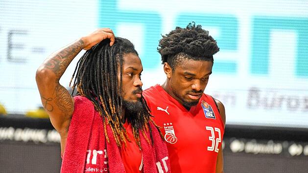 Nach dem Viertelfinal-Aus war f&uuml;r Paris Lee (l.) und Retin Obasohan Schluss in Bamberg. Foto: Daniel L&ouml;b