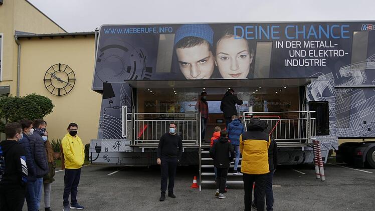 Der Ablaufplan und das didaktische Konzept des M + E Info Trucks  wurden an die neuen Rahmenbedingungen und Bedürfnisse der Schulen und  Unternehmen in Zeiten der Corona-Pandemie angepasst. Foto: Manja von Nida