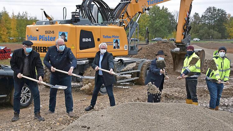 Robert Hammerand vom Erschließungsträger KFB Reuth, Bürgermeister Roland Kauper und Landrat Johann Kalb sowie Bauunternehmer Georg Pfister und Mitarbeiter des gleichnamigen Tiefbauunternehmens (von links) beim Spatenstich  Foto: Udo Billen