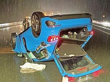 Komplett gesperrt war die Autobahn nach diesem Unfall. Der Sachschaden bel&auml;uft sich auf circa 30&nbsp;000 Euro.