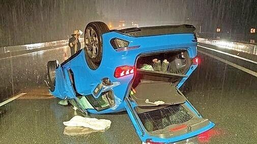 Komplett gesperrt war die Autobahn nach diesem Unfall. Der Sachschaden bel&auml;uft sich auf circa 30&nbsp;000 Euro.