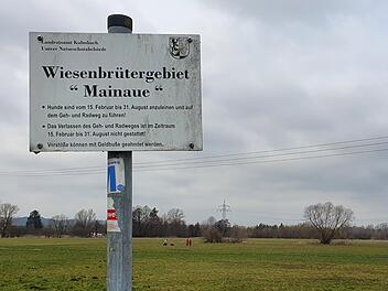 Munter herumtobende Hunde samt Besitzern direkt hinter dem Verbotsschild - leider kein seltenes Bild am Oberauhof. Foto: Christine Fischer