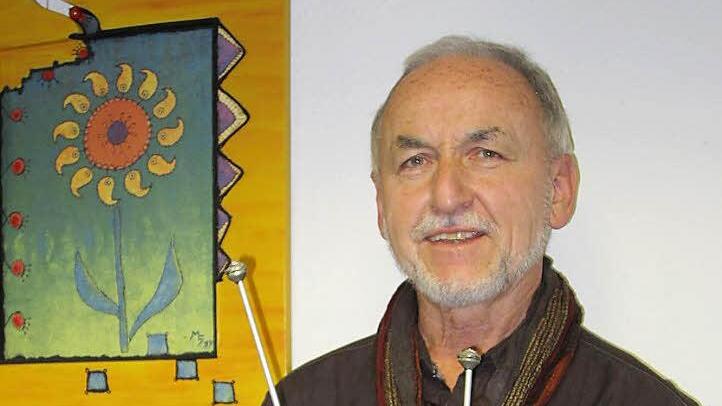 Max Götz zwischen einigen der Exponate, die in Oberbach zu sehen sind.  Foto: Johanna Kellermann