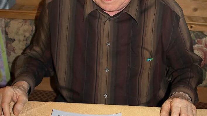 Manfred Fausten erhielt für 40-jährige Parteitreue Urkunde und Ehrennadel in Gold. Fotos: Ralf Kestel