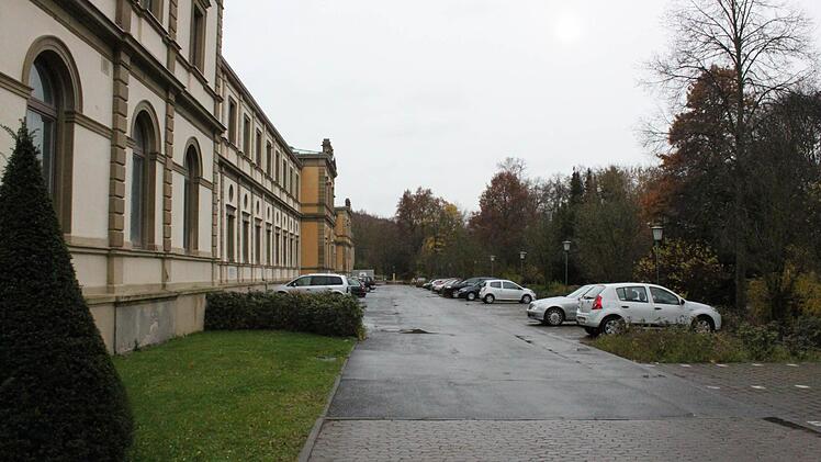 Die Baustraße wird direkt an der Westseite des Bades entlangführen. Foto: Thomas Mäuser