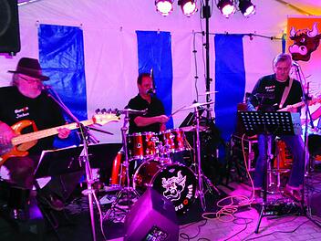 Die "Bieroxn-Music-Band" feiert beim Sommernachtsfest in Mainroth ihre Premiere im Landkreis Lichtenfels. Bassist Jochen Schug (v. l.), Schlagzeuger Bernhard Zeis, Gitarrist Peter Bäumel sowie Gitarrist und Sänger Ralf Reinhardt heizen dem Publikum mit Blues, Dixie und Rock ein. Foto: Stöckel