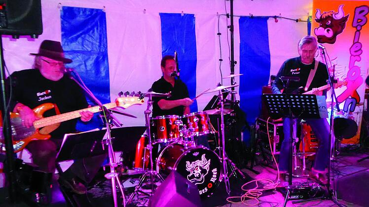 Die "Bieroxn-Music-Band" feiert beim Sommernachtsfest in Mainroth ihre Premiere im Landkreis Lichtenfels. Bassist Jochen Schug (v. l.), Schlagzeuger Bernhard Zeis, Gitarrist Peter Bäumel sowie Gitarrist und Sänger Ralf Reinhardt heizen dem Publikum mit Blues, Dixie und Rock ein. Foto: Stöckel