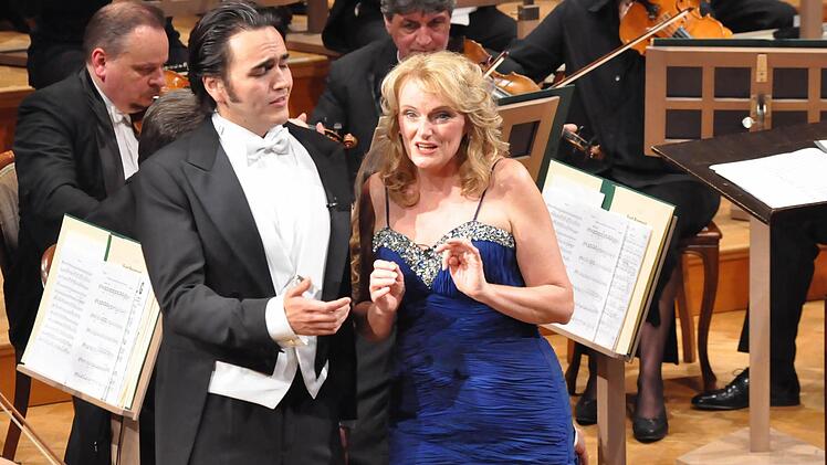 Operettenzauber in Bad Kissingen: Unser Foto zeigt Rodrigo P. Garulo und Iva Simon beim Auftritt im Jahr 2014. Foto: Archiv/Peter Klopf
