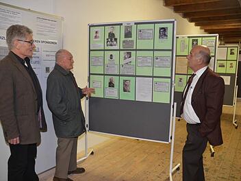 Otto Heinlein (Mitte) hatte selbst viele Bilder und Dokumente zu der gut besuchten Dokumentation im Bergbaumagazin beigetragen. Hier erläutert er den beiden Hauptinitiatoren Günther Scheler (links) und Gerwin Eidloth (rechts) eine der Ausstellungstafeln. Foto: Karl- Heinz Hofmann