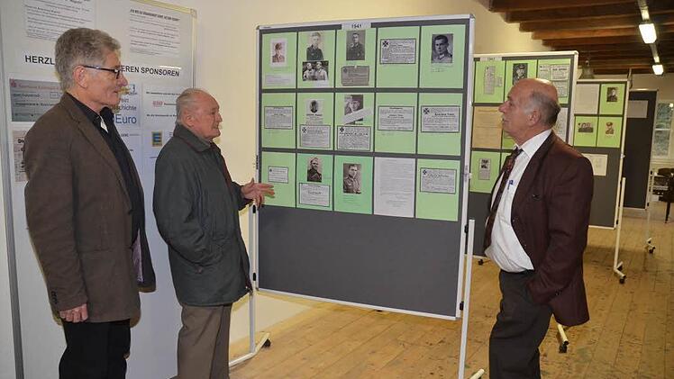 Otto Heinlein (Mitte) hatte selbst viele Bilder und Dokumente zu der gut besuchten Dokumentation im Bergbaumagazin beigetragen. Hier erläutert er den beiden Hauptinitiatoren Günther Scheler (links) und Gerwin Eidloth (rechts) eine der Ausstellungstafeln. Foto: Karl- Heinz Hofmann