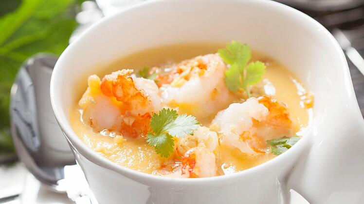 Aufgeschäumte Kürbispüreesuppe mit marinierten Garnelen. Dieses Foto wurde uns von Armin Roßmeier zur Verfügung gestellt