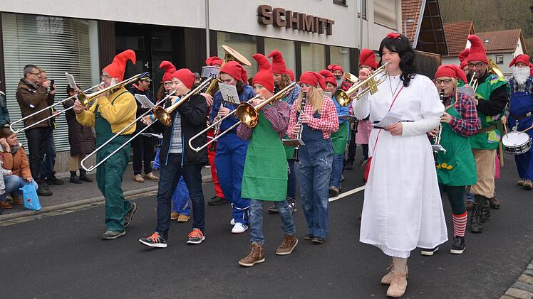 Viel zu sehen gab es beim Faschingszug in Burkardroth. Foto: Kathrin Kupka-Hahn