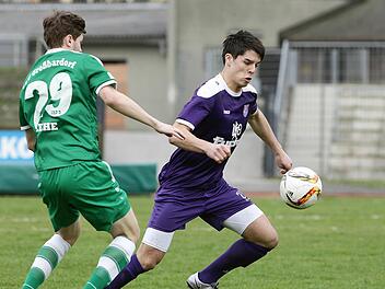 Szene aus dem letzten Heimspiel des FC Eintracht Bamberg 2010 gegen den Tabellenführer TSV Großbardorf: Luca Ljevsic (r.) im Zweikampf mit dem Gästespieler Dominik Zehe. Foto: sportpress