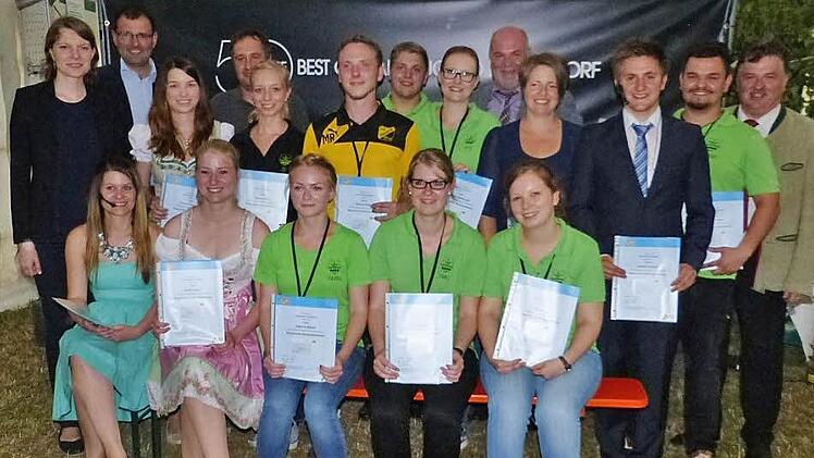 Unser Bild zeigt (sitzend von links) Sarah Spörl, Judith Spörl, Sabrina Nützel, Laura Spörl, Marina Jobst sowie (stehend von links) MdB Emmi Zeulner, MdL Martin Schöffel, Yvonne Hohlweg, Christian Werner, Isabell Jobst, Manuel Rödel, Alexander Schmidt, Anja Rosenberger, Bürgermeister Ralf Holzmann, Ramona Löffler, Daniel Schmidt, Manuel Dehler und Landrat Klaus Peter Söllner. Foto: Klaus-Peter Wulf