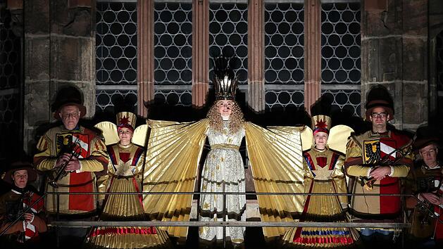Christkind Barbara Otto (M) steht bei der Er&ouml;ffnung des Christkindlesmarktes am 25.11.2016 in N&uuml;rnberg (Bayern) auf der Empore der Frauenkirche. Foto: Daniel Karmann/dpa