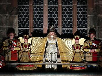 Christkind Barbara Otto (M) steht bei der Er&ouml;ffnung des Christkindlesmarktes am 25.11.2016 in N&uuml;rnberg (Bayern) auf der Empore der Frauenkirche. Foto: Daniel Karmann/dpa