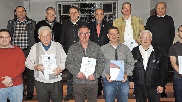 Unser Bild zeigt die Geehrten zusammen mit (hinten, von links) Stadtrat Benno Pieger, drittem Bürgermeister Frank Wilzok, Oberbürgermeister Henry Schramm, den Vertretern des NBMB Thomas Kolb und Heinrich Ramming sowie Dirigent Thomas Besand (links), Vorsitzendem Roland Jonak (rechts) und stellvertretendem Vorsitzenden Christoph Jonak (Zweiter von links). Foto: privat